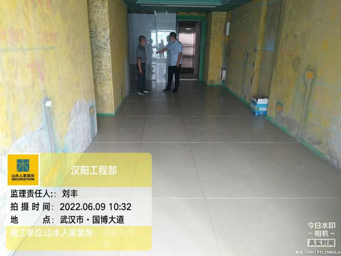 工程部領(lǐng)導(dǎo)在遠洋東方境工地巡查